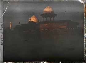 Image représentant Vu de l'extérieur de l'enceinte, le dôme du Taj Mahal
