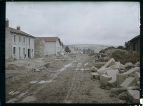 Image représentant France, Charny, Une rue près de la Poste (Reconstructions) vue prise vers la Meuse