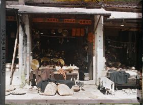 Image représentant Une boutique d'objets en cuivre, dans la " rue du Cuivre " (?)