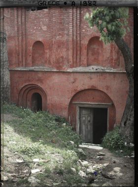 Image représentant Vieille mosquée rouge située sous le niveau de la rue