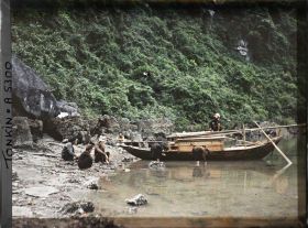 Image représentant Une embarcation et ses occupants au pied du rocher de la " Grotte des Merveilles "