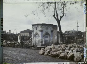 Image représentant Fontaine au milieu de ruines et de bâtiments épargnés