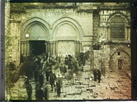 Image représentant Entrée de l'Eglise du Saint-Sépulcre lors de la visite du Cardinal Dubois