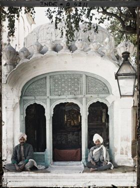 Image représentant Deux sikhs assis devant le petit sanctuaire près du temple d'or