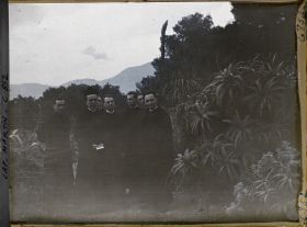 Image représentant Des ecclésiastiques invités par Albert Kahn, dans le jardin de la propriété