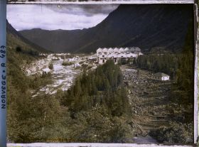 Image représentant Vue des maisons d'habitation et des bâtiments de l'usine hydro-électrique