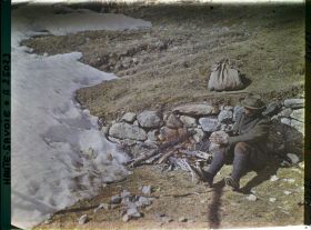 Image représentant France Les Alpes, Vue prise de la Flégère. Un guide qui se chauffe