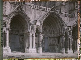 Image représentant Les trois entrées du portail nord de la cathédrale Notre-Dame