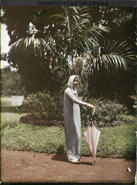 Image représentant Jeune femme dans le jardin botanique