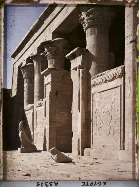 Image représentant Entrée du pronaos (vestibule) du temple d'Horus