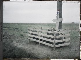 Image représentant La tombe du lieutenant-colonel Dubujadoux, tombé le 7 septembre 1914 à la tête de son régiment, le 2e zouave