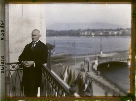 Image représentant Cinquième assemblée annuelle de la Société des Nations (SDN) à Genève. Giuseppe Motta (Suisse), président de l'assemblée, sur un balcon de l'Hôtel des Bergues