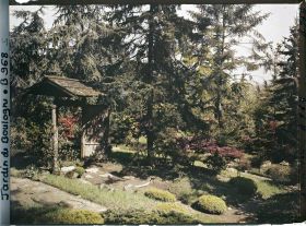 Image représentant Porte et paysage du " village japonais " en limite du " sanctuaire japonais "