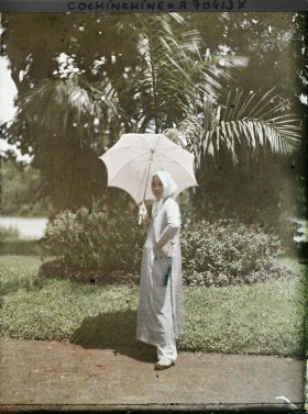 Image représentant Une jeune femme dans le jardin botanique