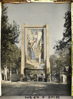 Image représentant L'Exposition des arts décoratifs, Porte des Affaires étrangères, sur le quai d'Orsay