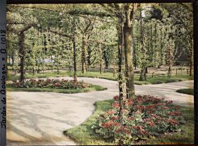 Image représentant Coin sud-est du verger-roseraie, vu depuis le rond-point proche du jardin français