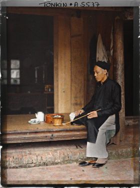 Image représentant Un homme âgé fumant sa pipe à eau