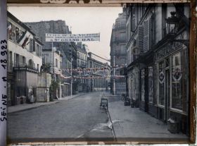 Image représentant Banderole pour les fêtes de la Victoire rue de la Pompe à l'angle de la rue de la Tour