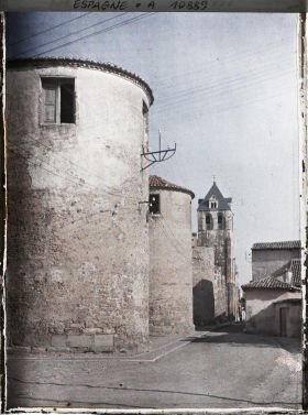 Image représentant Espagne, Léon, Une partie des anciens remparts et dans le fond, la Tour Romane de S. Isodoro