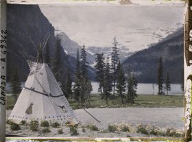 Image représentant Canada, Lac Louise, Vue vers Glacier Victoria avec tente indigène