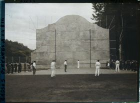 Image représentant France , Tardets, Au fronton - Les 2 Equipes de Pelotaris  en position du Jeu