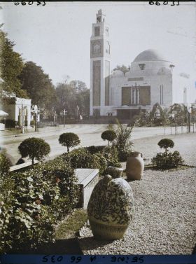 Image représentant L'Exposition Coloniale Internationale de 1931, vue en direction du pavillon de l'Algérie