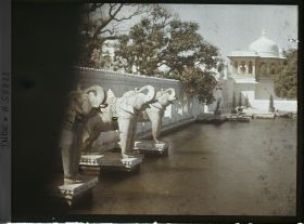Image représentant Les éléphants de pierre près de l'embarcadère de l'île-palais Jag Mandir