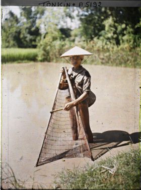 Image représentant Un pêcheur au vô (drague triangulaire)