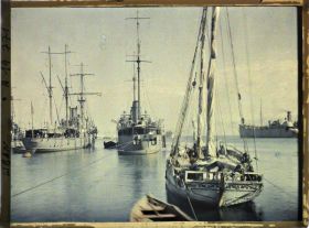 Image représentant Deux navires de guerre dans le port : " La Désirée " à gauche et " l'Algol " au centre