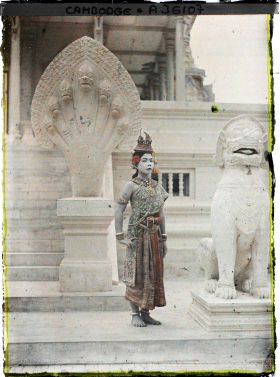 Image représentant Danseuse du ballet royal en costume de " Mchas Khsatrei " (princesse de rang moyen)