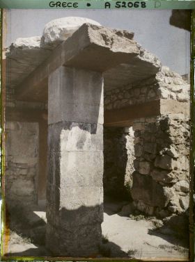 Image représentant Dans l'aile orientale du Palais, sur pilier quadrangulaire d'une crypte du sanctuaire orné des symboles de la double hache