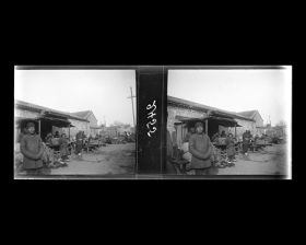 Image représentant Un restaurant en plein air, l'entrée d'un ferronnier et des marchands ambulants sur Nanhuangchenggen ("[rue] le Long de l'Enceinte de la Ville Impériale, tronçon sud")