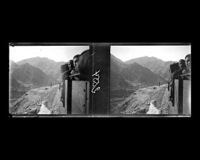 Image représentant Le train et le paysage montagneux.