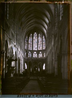Image représentant La nef de l'église Saint-Pierre