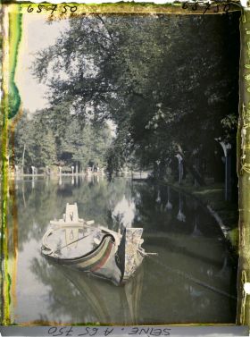 Image représentant L'Exposition Coloniale Internationale de 1931, pirogue sur le lac Daumesnil