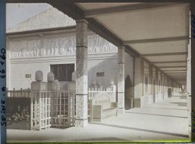 Image représentant L'Exposition des arts décoratifs, Galeries des sections étrangères, à gauche le Patio Joseph Bernard