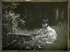 Image représentant Fillette japonaise (la petite Motono ?) invitée dans la propriété d'Albert Kahn