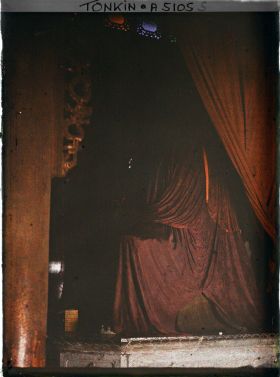 Image représentant La statue du " guerrier sombre ", le génie Huyen-thien-chan-vu (ou Tran-Vu), a l'intérieur du temple Chan-vu (ou Tran-vu) dans le quartier de la Citadelle (le Grand Lac).