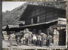 Image représentant Groupe d'enfants devant la maison d'un marchand de charbon et de bardeaux