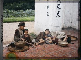 Image représentant Une mendiante et ses enfants au temple Ngoc-so'n (appelé par les Européens " Pagode des Pinceaux ")