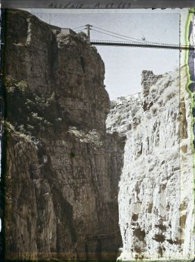 Image représentant Algérie, Constantine, Au fond des gorges, Vue vers la passerelle de la Médersa