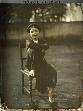 Image représentant Une jeune fille, les dents laquées de noir