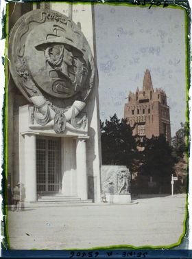 Image représentant L'Exposition Coloniale Internationale de 1931, l'entrée du pavillon des Forces d'Outre-mer et le pavillon de l'AOF