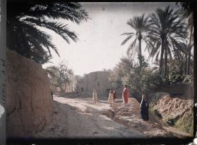 Image représentant Femmes et jeunes filles sur le bord d'un canal d'irrigation