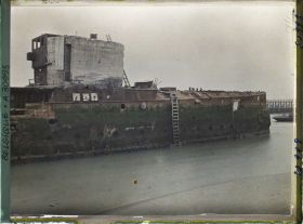 Image représentant Belgique, Zeebrugge, L'avant de l'"Iphigenia" avec son blockhaus de ciment