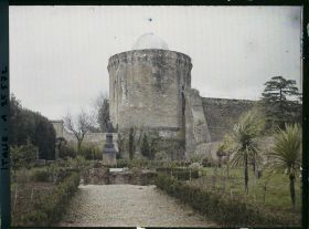 Image représentant Tour de l'Observatoire du Vatican et Statue de Léon XIII