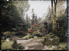 Image représentant Le " village japonais " vu depuis son entrée, côté jardin anglais