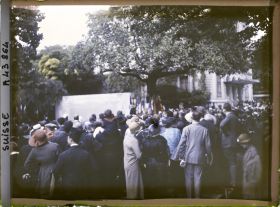 Image représentant Cinquième assemblée annuelle de la Société des Nations (SDN) à Genève. Inauguration du monument aux morts dans le jardin du consulat de France, rue Sénebier