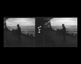 Image représentant Un Chinois fumant sa pipe sur le pont avant du navire