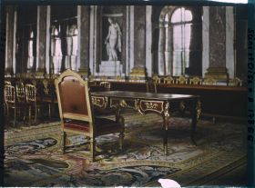 Image représentant France, Versailles, Au milieu de la Galerie, La table et le fauteuil